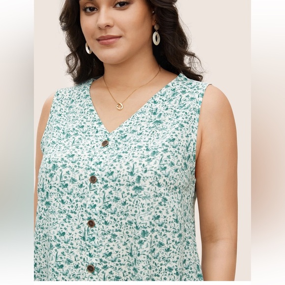 BloomChic Plus Size 3XL Ditsy Floral Sleeveless Button Detail Tank Top us22-24 - Picture 3 of 5